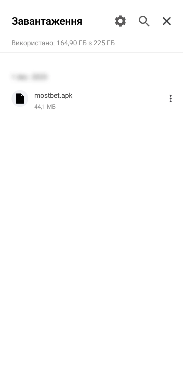 Знайдіть завантажений файл Mostbet APK і відкрийте його.